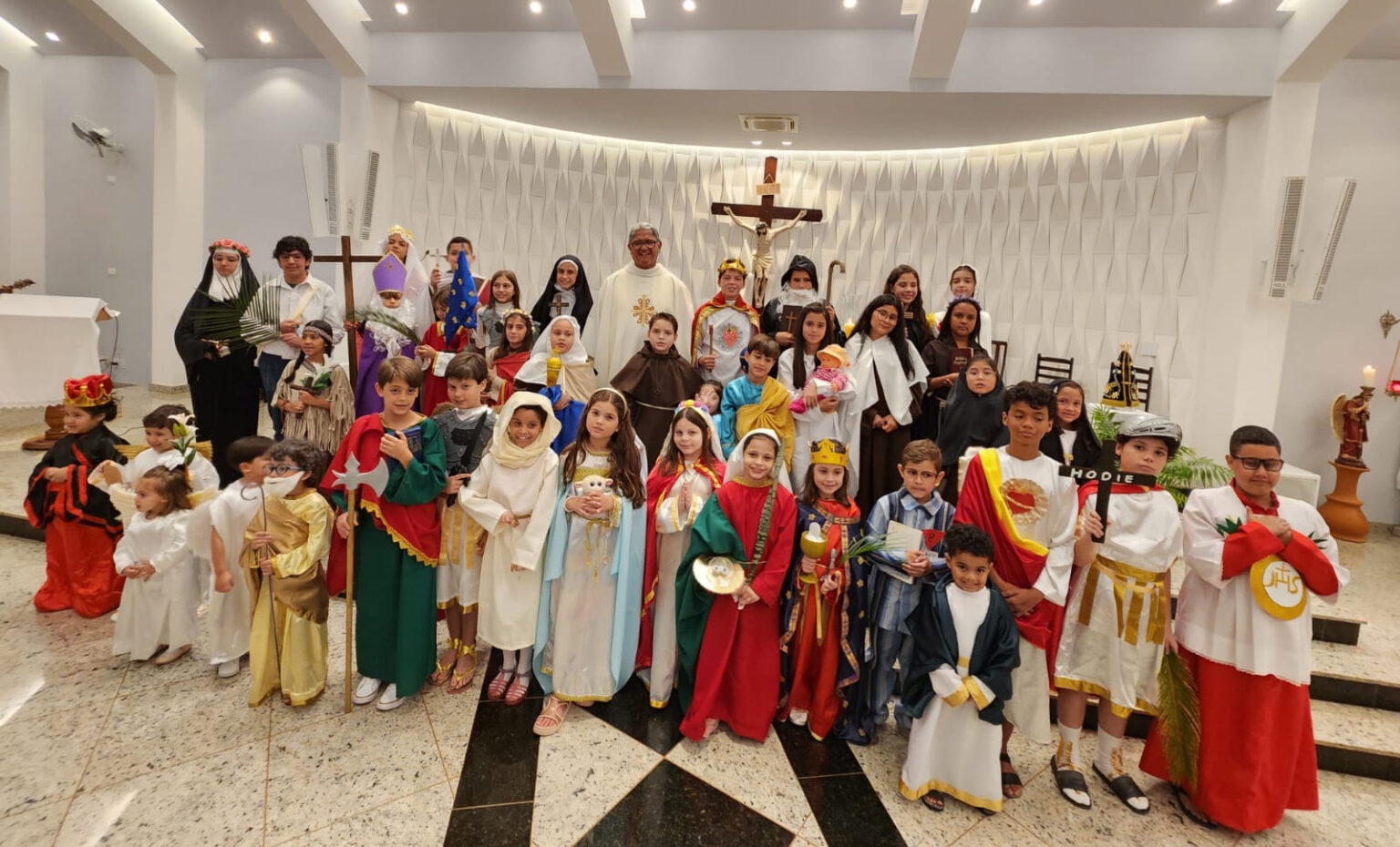 Crianças se vestem de santos para celebrar a Solenidade de Todos os ...
